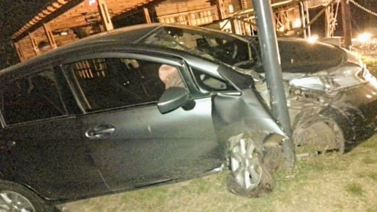 Perdió el control de su auto y chocó contra un poste de alumbrado público