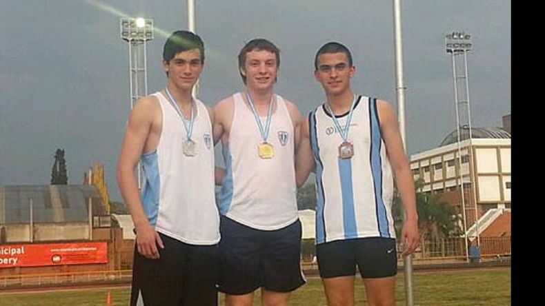 Jinkus (centro) fue campeón de los 100 metros del Nacional de Rosario..