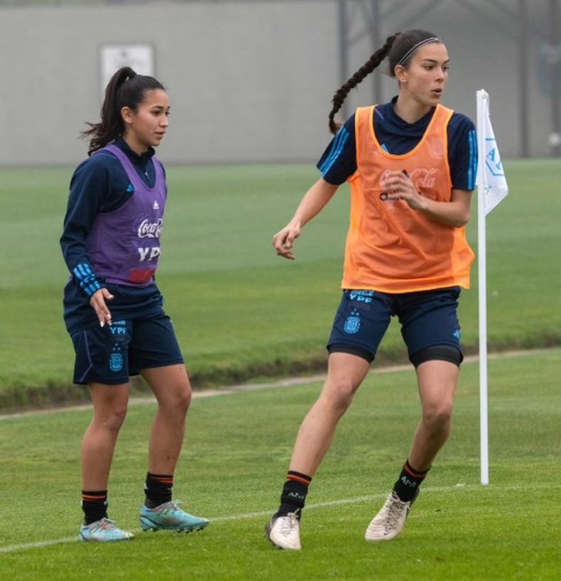 Belén Ludueña (izquierda) durante el entrenamiento en el predio Ezeiza de AFA.