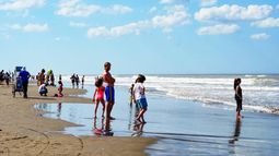 La cantidad de turistas en los destinos más concurridos de la Provincia de Buenos Aires cayó un 2,4% respecto de año pasado. La cantidad de turistas en los destinos más concurridos de la Provincia de Buenos Aires cayó un 2,4% respecto de año pasado.