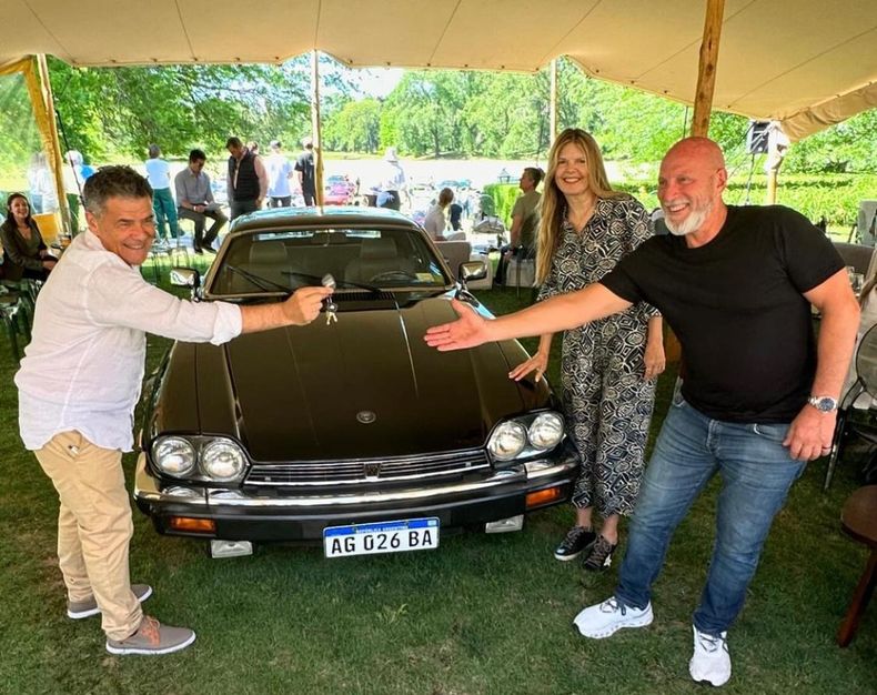 JAGUAR. Julián Weich condujo la subasta del vehículo, en Martindale. &nbsp;