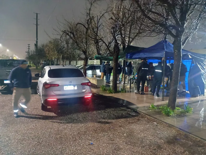 ACAMPE. Los trabajadores de ILVA se preparan para un conflicto prolongado.
