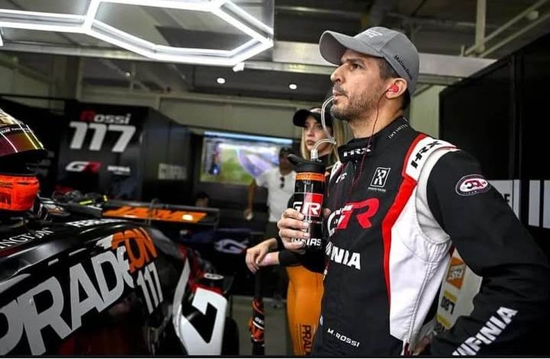 TOP TEN. Rossi mira la pantalla esperando la confirmación de su puesto final en Termas.