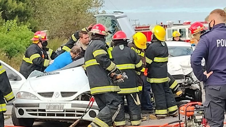 Los bomberos en plena tarea de rescate. Fotos: Daniel Trila..