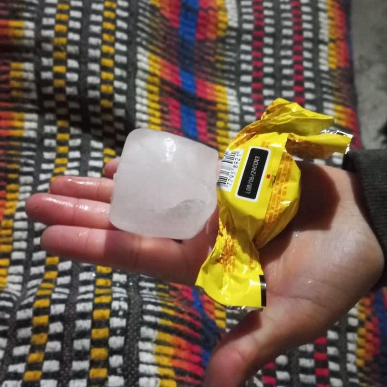 El inusual tamaño de la piedra, comparable con el de un Bon o bon.&nbsp;