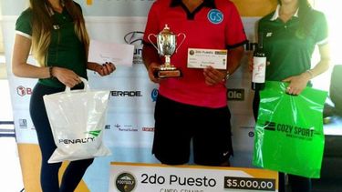 Ezequiel Vázquez luce su premio..