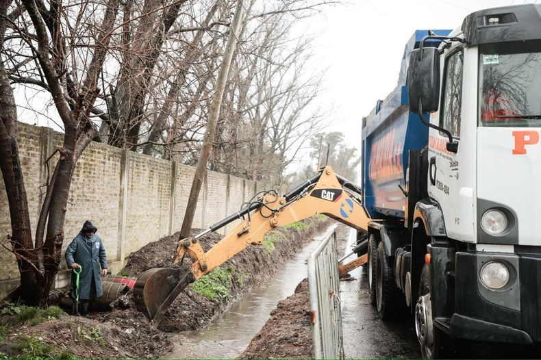 PREVENCIÓN. Trabajadores del Municipio realizaron tareas de desobstrucción de zanjas.&nbsp;