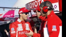 LEVANTAR. Rossi habla con el equipo; está 9º en el STC2000..