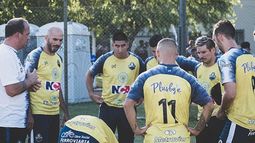 TÁCTICA. Oscar González habla con sus dirigidos..