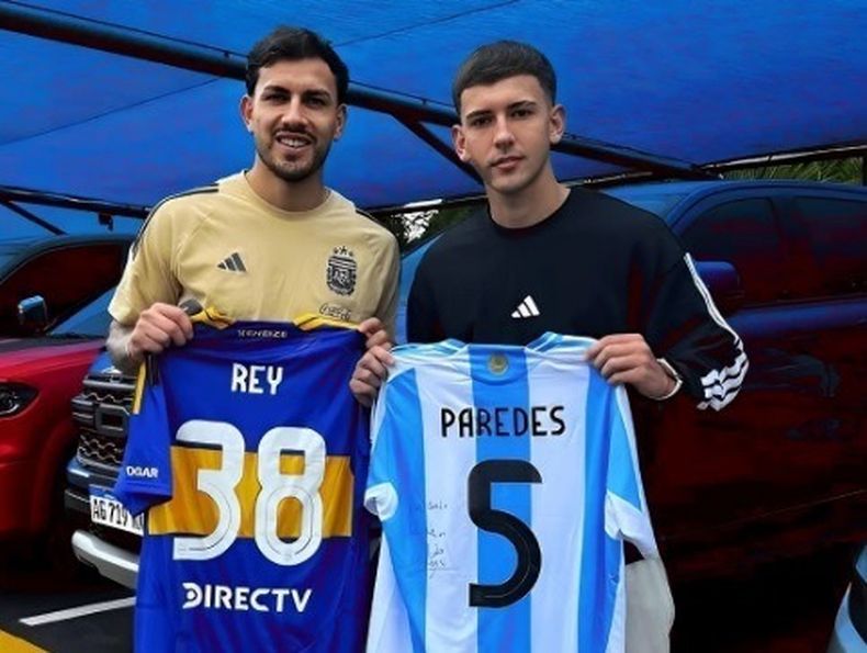 REGALOSnbspLeandro Paredes y Camilo Rey Domenech posan con las camisetas