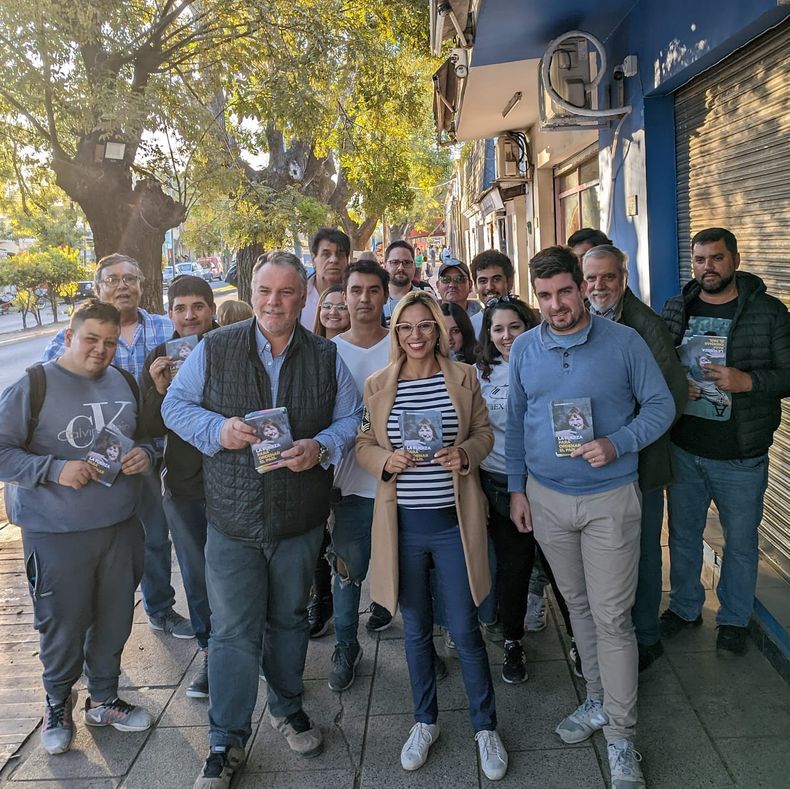 CAMINATA. Trindade, Cácerez y Genna volvieron a mostrarse juntos este jueves.&nbsp;