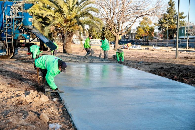 Tareas de renovación en la plaza del barrio Los Cachorros.