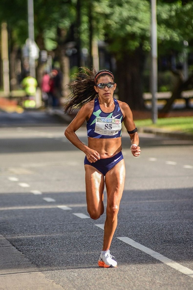 POR LAS CALLES DE LA CIUDAD. Daiana Ocampo ganó entre las damas.