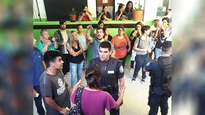 IRRUPCIÓN. Los agentes ingresaron a la Escuela 26 ante el rechazo de los estudiantes..