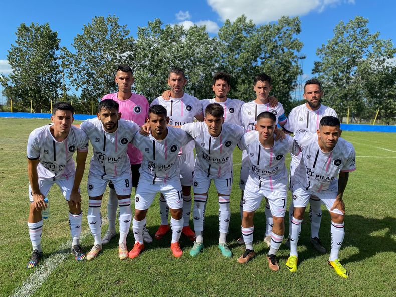 EQUIPO. El once inicial de Real Pilar que jugó en Campana.