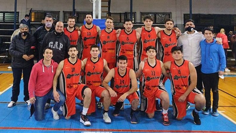 FORMACIÓN. La delegación de Sportivo que debutó con un triunfo en Castelar..