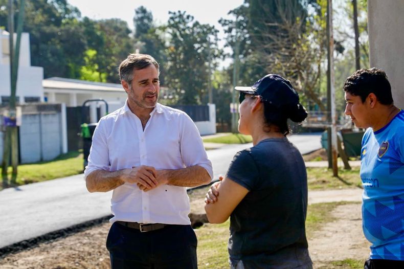 Federico Ach&aacute;val recorri&oacute; las obras de asfaltos del barrio Pinazo.&nbsp;