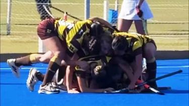 MONTAÑA HUMANA. Las chicas de Belgrano caen encima de Cerúndolo, autora del gol del triunfo. MONTAÑA HUMANA. Las chicas de Belgrano caen encima de Cerúndolo, autora del gol del triunfo.