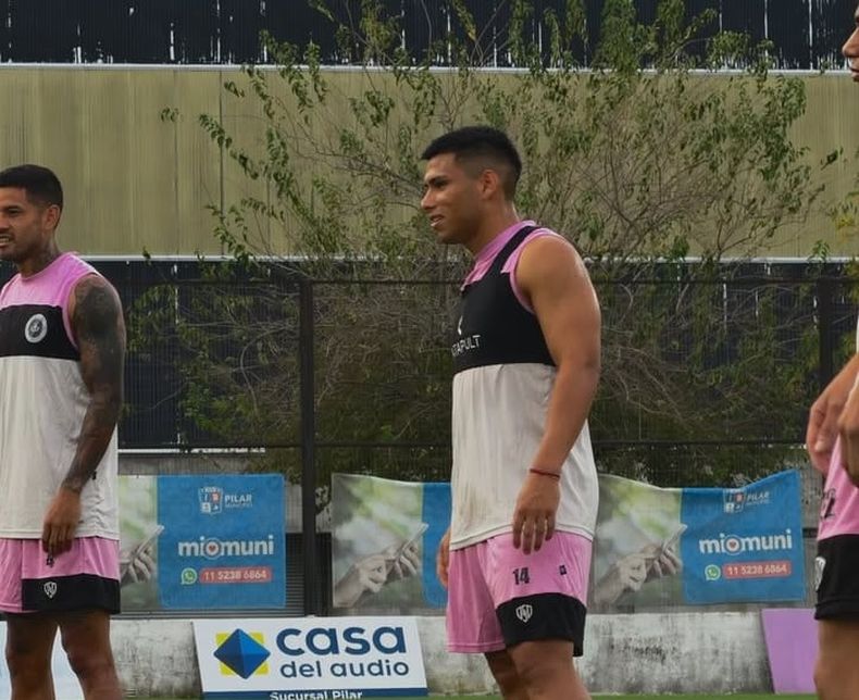 DEFENSA. Enzo Franco durante el último entrenamiento de Real Pilar.