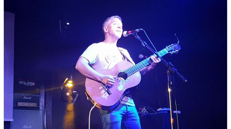 CON GUITARRA. Gran show de Martín Buscaglia, el viernes a la noche..