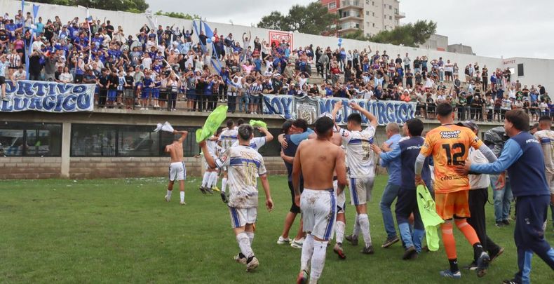 Metalúrgico rumbo al fgestejo con sus hinchas en Juventud Unida.
