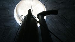 INTERIOR. Tiene una estructura hueca rodeada por una escalera caracol..