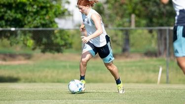 PELOTA. Paz durante la práctica de la Selección Sub 20 en Asunción. PELOTA. Paz durante la práctica de la Selección Sub 20 en Asunción.