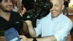 Cambio de roles. Ducoté con cámara y micrófono, en el brindis con los periodistas..