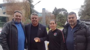 La reprensentante de Pilar, Antonella Escurra, junto al Chiqui Tapia y los dirigentes de la Tele.