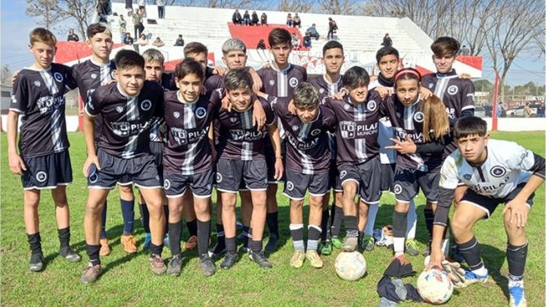 TRIUNFO. El equipo de Octava División del Monarca que jugó en Luján..