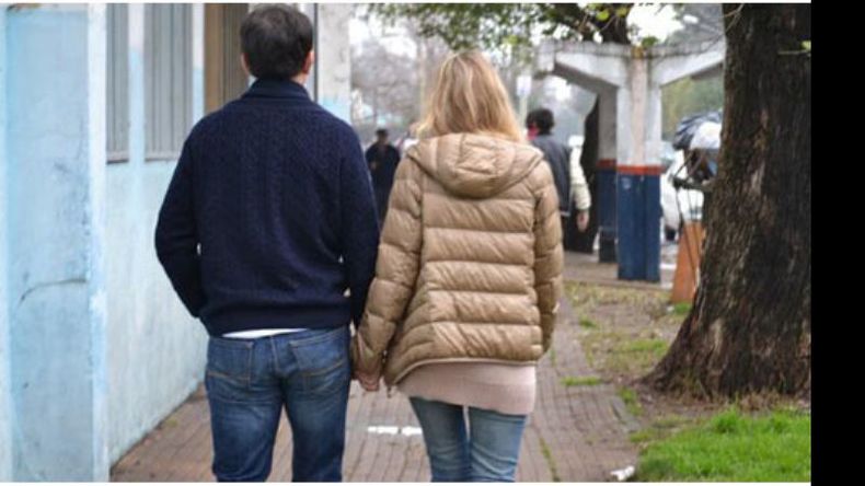 En su primera elección como precandidato, Sebastián Neuspiller –aspira a ingresar como concejal por Cambiemos- registró el momento en su cuenta de Twitter, mostrando entre otras cosas esta imagen por demás romántica junto a su mujer..