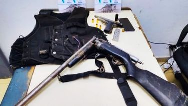 Las armas secuestradas en poder del sujeto que se presentó como sereno.&nbsp;