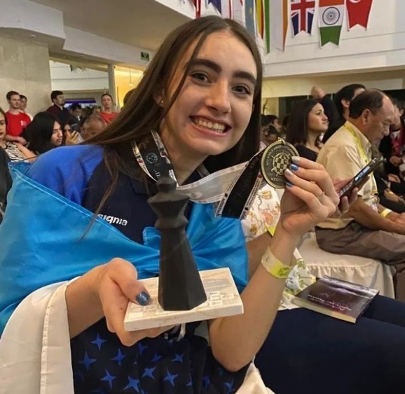 Candela Francisco celebró su título mundial juvenil de ajedrez en México.