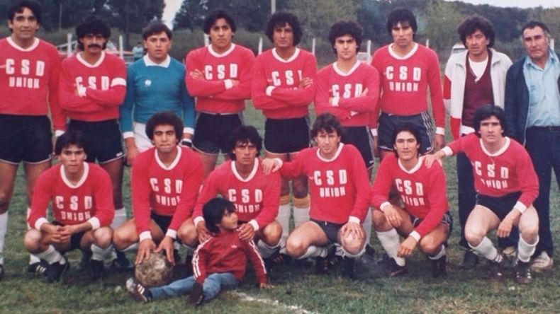 PIONEROS. Arriba: Carlos Rodríguez, Guillermo Del Valle, Eduardo Funes, Jorge Rodríguez, Osvaldo Medina, Luis Echeverry, Omar Obregón y Ramón Domínguez (DT). Abajo: Héctor Bustos, Jorge Obregón, José Sánchez, José Luky, Osmar Agüero y José Luis Sánchez..