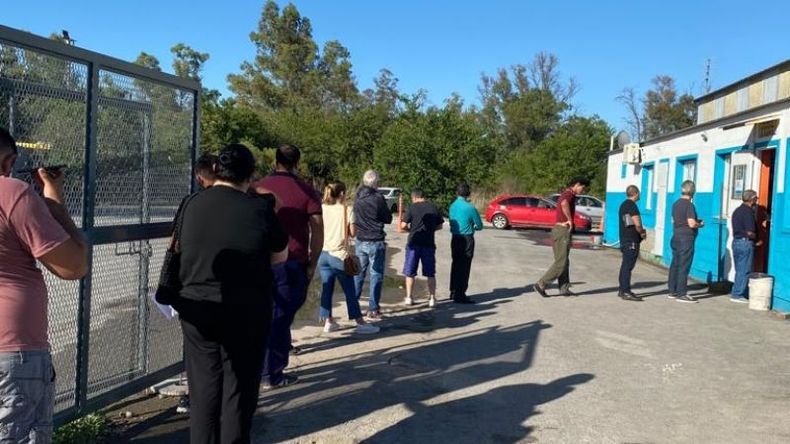 Largas colas para pagar el trámite de la VTV. .