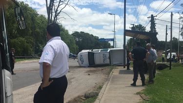 VUELCO. El patrullero chocó contra una alcantarilla. Los efectivos sufrieron fracturas.