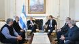 MENOS IMPUESTOS. El Presidente encabezó la reunión donde se decidió la medida junto a Massa, Guzmán y Daer..