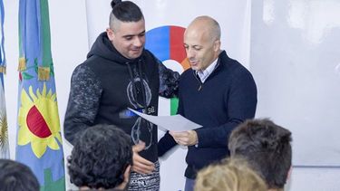 DIPLOMAS. Ducoté, ayer, con egresados de Escuelas Municipales..