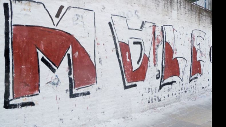 Yo estoy al derecho… A lo mejor la intención es que la mirada de los peatones y automovilistas se detenga en el cartel. Tal vez es una nueva forma de arte callejero. O, quien sabe, los muchachos están aburridos después de tanta campaña. Lo cierto es que estas pintadas, con la A de Male o la R de Zúccaro al revés se están multiplicando en Pilar y alrededores..