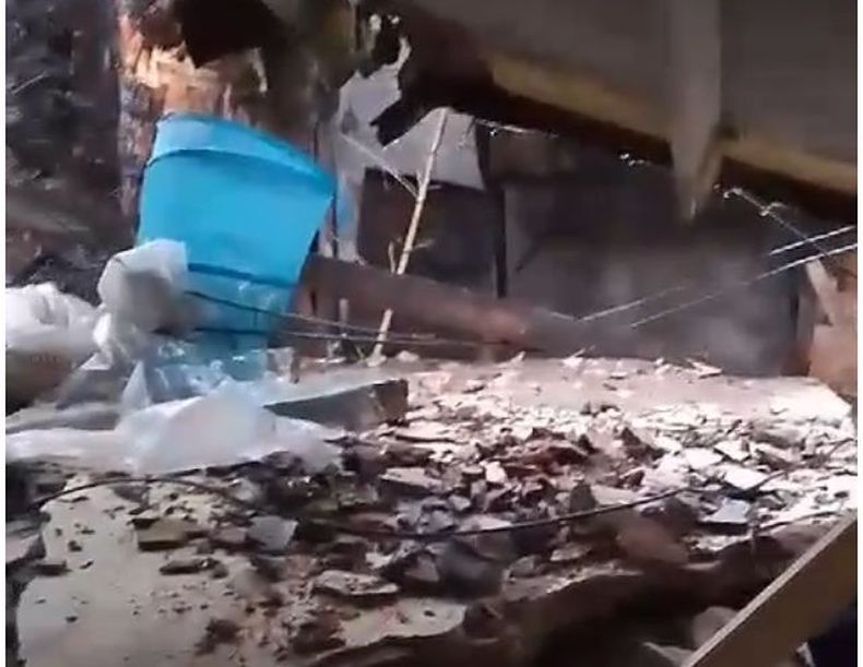 PÉRDIDAS TOTALES. Así quedó la vivienda destruida por un árbol en La Lonja.