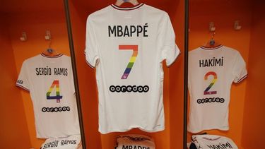El Paris Saint-Germain luce nuevas camisetas en apoyo a la comunidad LGBTQ+ y se presume un escándalo con uno de sus jugadores