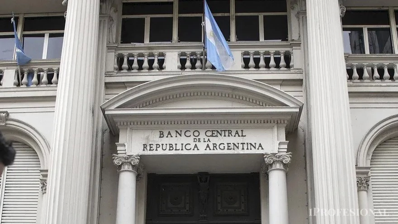 El Banco Central comunicó este jueves que a partir de marzo los comercios podrán ofrecer el pago en dólares con tarjeta de débito. &nbsp;