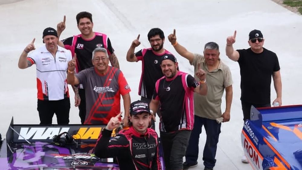NÚMERO 1. Nico Jaime junto al Galarza Racing festeja tras ganar la etapa regular.
