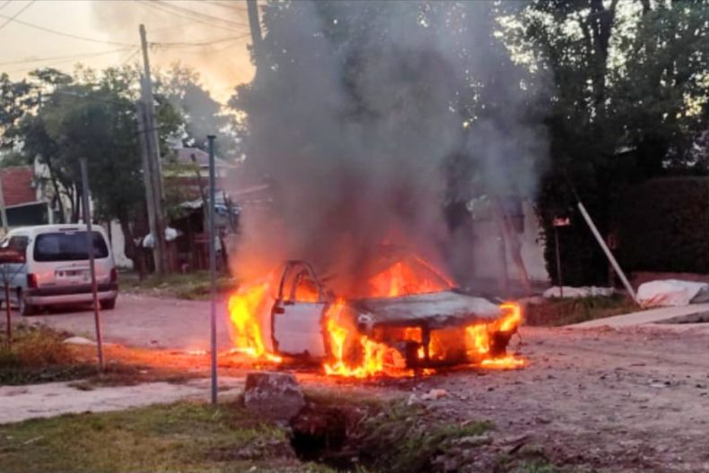 El vehículo se encontraba abandonado en la vía pública y sin ruedas.&nbsp;