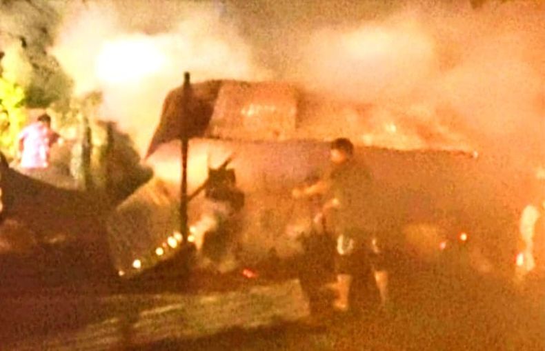 GENERALIZADO. El fuego arrasó con la vivienda en pocos minutos.