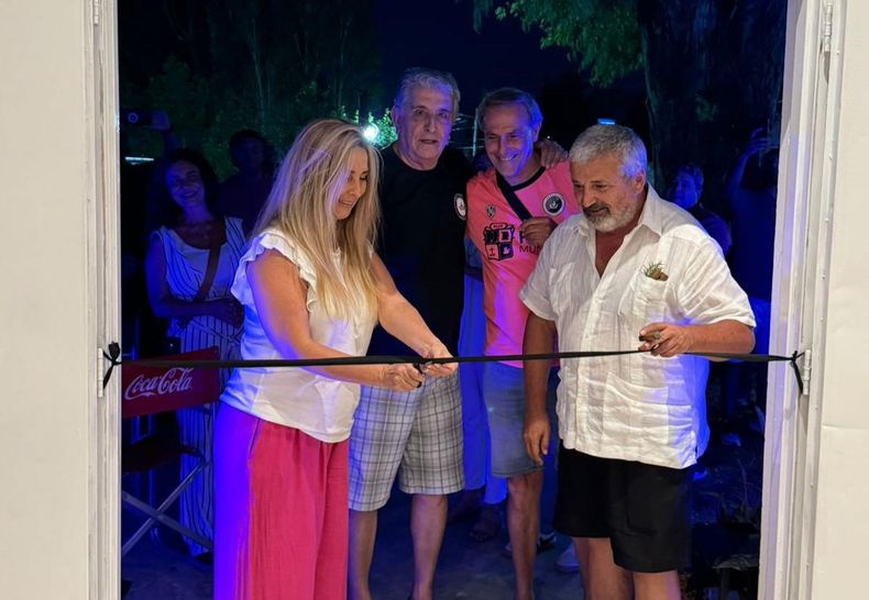CORTE DE CINTAS. Sonia Pérez, Osvaldo Roncayolo, Gustavo Fontana y César Mansilla inauguran el bar y restorán en el estadio del Monarca.