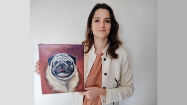FINALIZADO. María Eugenia muestra una de sus obras con mascotas..