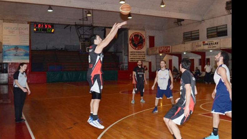 Alejandro Irigoyen (36 puntos) fue decisivo para el triunfo rojinegro..