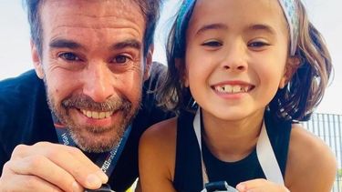 Palo y astilla. Nicolás Cabré es una gran fan de la actividad física y su hija Rufina sigue sus pasos. Ambos muestran orgullosos sus medallas luego de una nueva competencia.