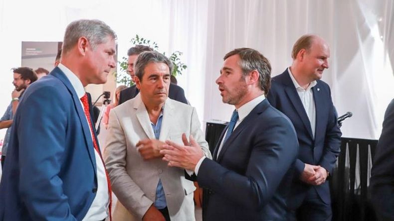 APERTURA. Federico Achával dialoga con los directivos de Rehau durante la inauguración de la planta Pilar..